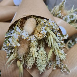 Neutral dried flower bunches